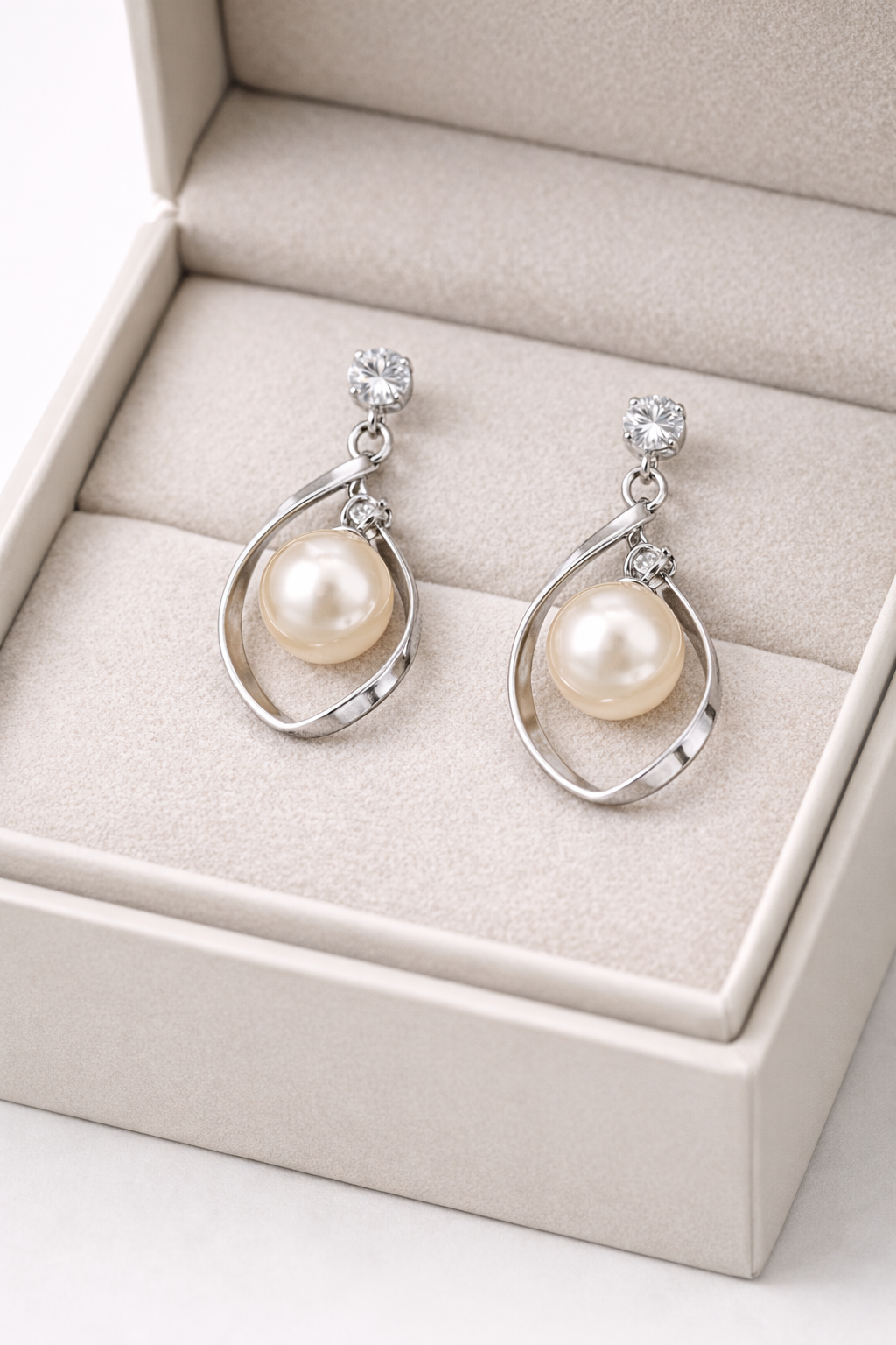 silver-teardrop-pearl-dangle-earrings-3.png