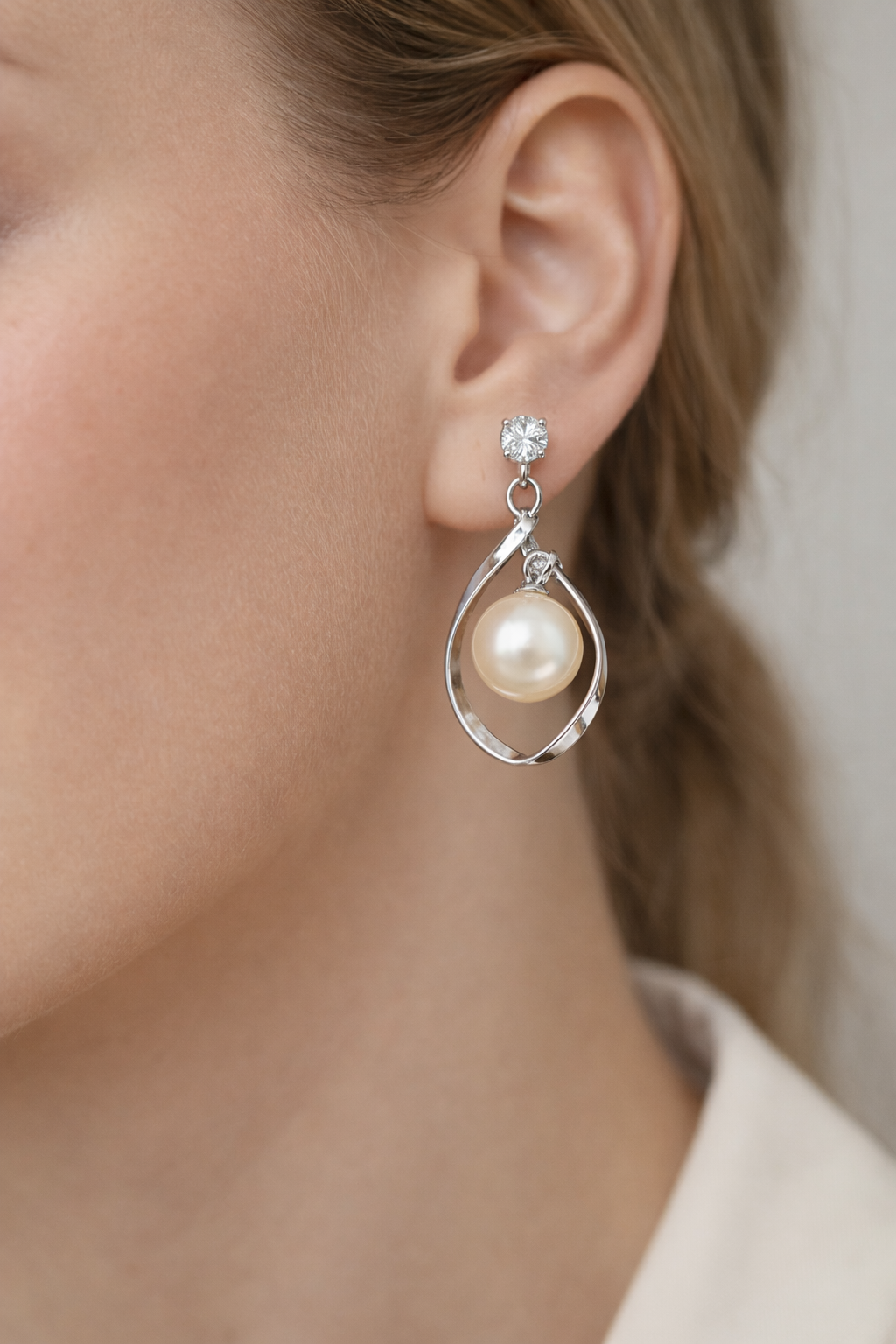 silver-teardrop-pearl-dangle-earrings-4.png